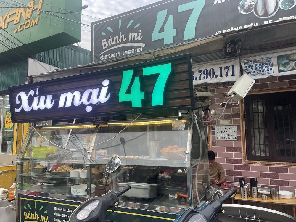 Quán có không gian nhỏ, hương vị bánh mì xíu mại đặc trưng với nước dùng từ xương, ngọt nhưng không ngấy